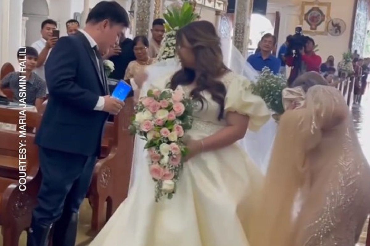 Nietypowy ślub na Filipinach. Kościół po kostki w wodzie