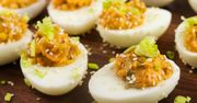 Jajka z tym pikantnym farszem zaskoczą nawet wybrednego teścia. Koniecznie wypróbuj jeszcze przed świętami