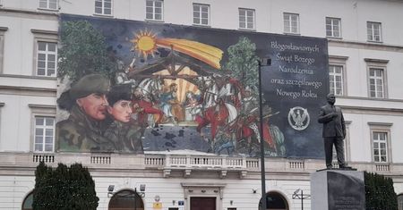 Warszawa: Kresowi rycerze i żołnierze WP bronią żłóbka. Osobliwy świąteczny baner na placu Piłsudskiego