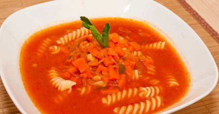 Dodaj do pomidorówki. Nawet zimą będzie smakować jak ze świeżych warzyw