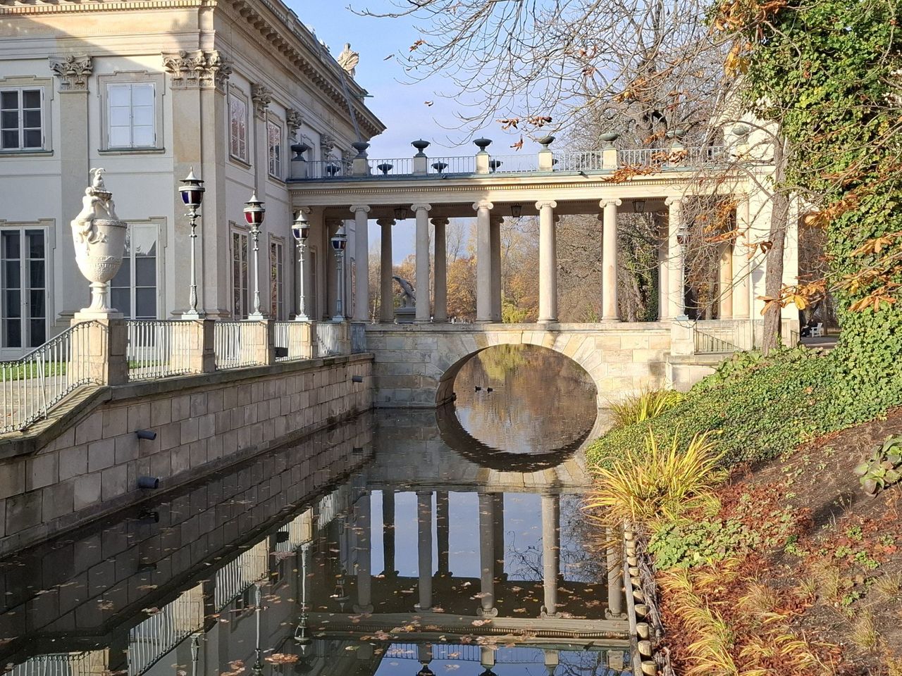 Łazienki Królewskie jak z filmu. Tak wygląda ogród w jesiennym wydaniu