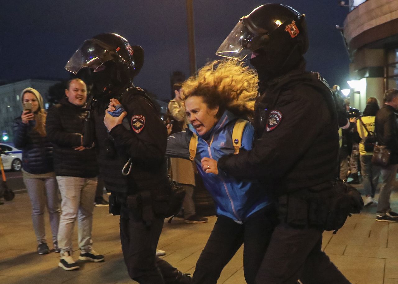 Jedna z protestujących w Moskwie po ogłoszeniu mobilizacji przez Putina
