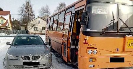 Kierowca BMW kręcił bączki na placu. Uderzył w szkolny autobus