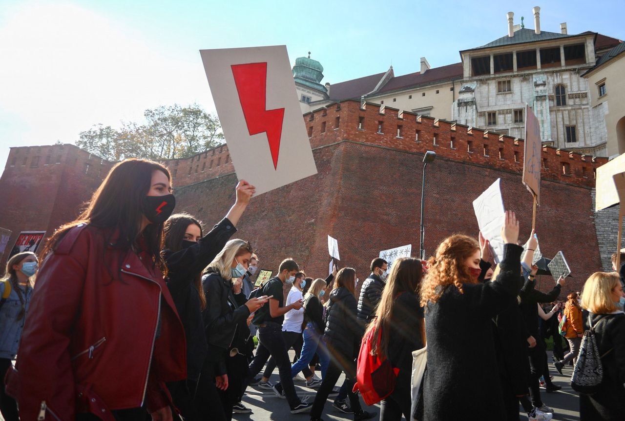 Czerwona błyskawica w nieoczywistych miejscach. Polacy pokazują wsparcie w swoich miejscach pracy