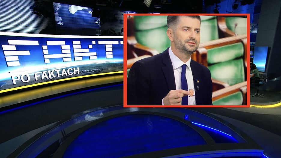 Poseł Krzysztof Śmiszek wyciągnąłz potrtfela zdjęcie