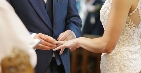 Teściowa ZRUJNOWAŁA ślub i zbeształa synową podczas ceremonii! Nagranie obiegło sieć