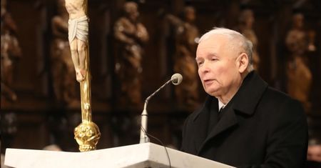 Kaczyński przy ołtarzu. "Wielki cios i ból"