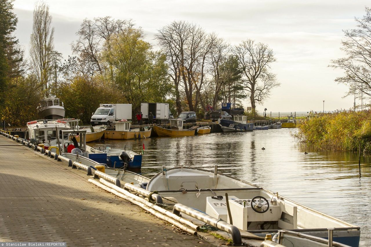 Port Nowa Pasłęka koło Braniewa. U wyjścia utworzyła się mielizna, utrudniająca wyjście na Zalew Wiślany 