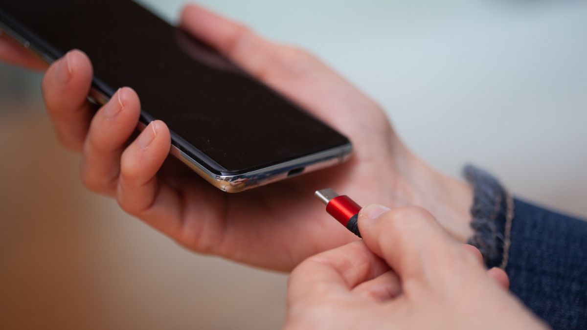 Kiedy najlepiej ładować telefon?