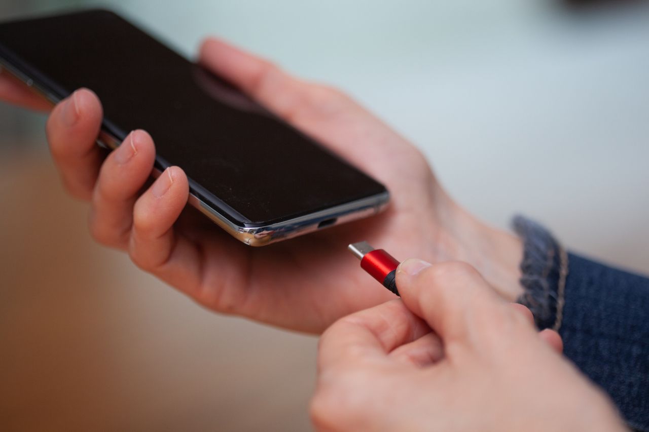 Ładować telefon rano czy wieczorem? Eksperci mówią jasno