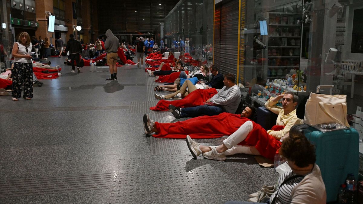 Temporary
Travelers covered with Red Cross blankets lie on the floor, as they prepare to spend the night at the Cordoba train station, following a massive power cut affecting the entire Iberian peninsula and the south of France, on April 28, 2025. Spanish Prime Minister Pedro Sanchez said today authorities were not ruling out any  cause for the widespread blackout across the Iberian pensisula. "All potential causes are being analysed, I insist, without ruling out any hypothesis, any possibility," Sanchez told a press conference, 11 hours after Spain and Portugal were  plunged into darkness for reasons that had yet to be determined. (Photo by JAVIER SORIANO / AFP)
JAVIER SORIANO