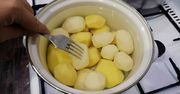 Zrób jedną rzecz, a ugotujesz ziemniaki dużo szybciej. Koniec z długim czekaniem "aż dojdą"
