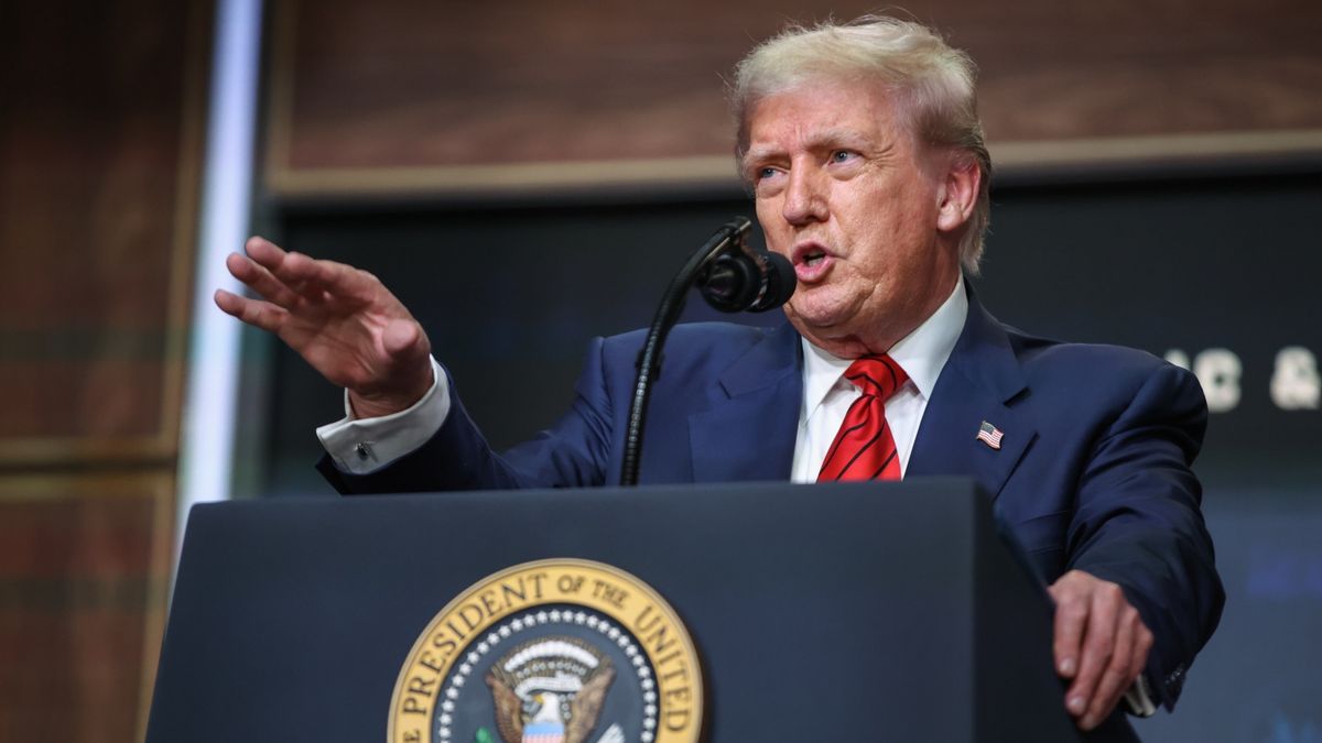 Trump establishes task force to prepare for 2028 Olympics in Los Angeles
epa12285205 U.S. President Donald Trump takes questions after signing an executive order establishing a task force to oversee the Los Angeles 2028 Olympic Games in the South Court Auditorium of the White House, in Washington, DC, USA, 05 August 2025. The task force will assist in coordination between officials with the city of Los Angeles, LA28, and the federal government as they prepare for the 2028 Olympic Games.  EPA/SAMUEL CORUM / POOL 
Dostawca: PAP/EPA.
SAMUEL CORUM / POOL
2028 Olympics, presser, trump