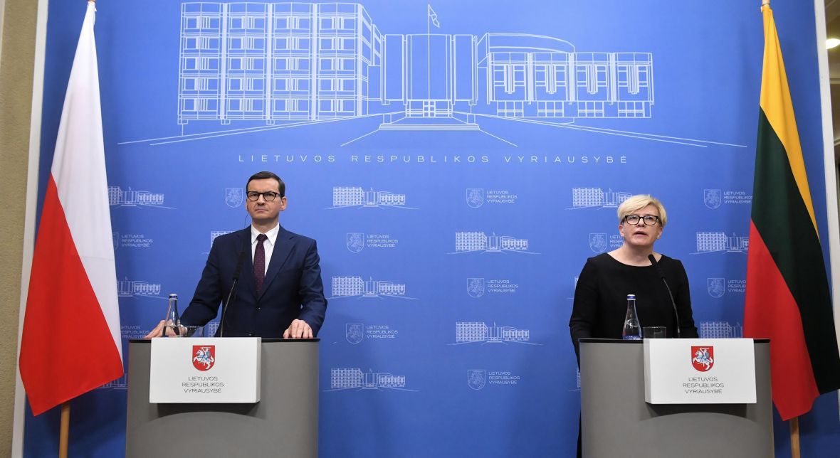 Mateusz Morawiecki i premier Litwy Ingrida Simonyte w czasie spotkania związanego z kryzysem na granicy UE. Wilno, 21 listopada 2021 roku