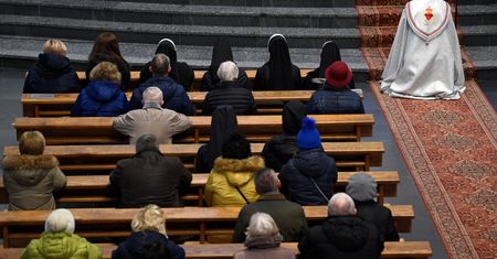 Nowe obostrzenia. Kościół i tak chce policzyć wiernych? Jest decyzja