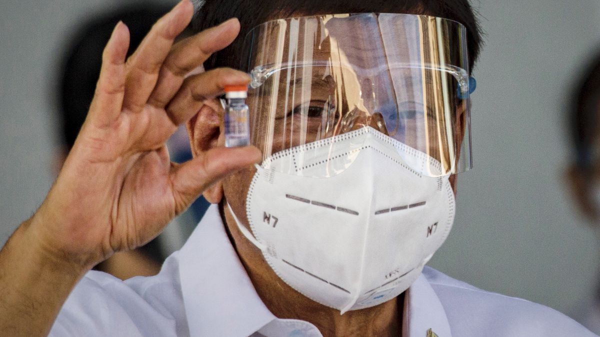 Prezydent Filipin Rodrigo Duterte chce za wszelką cenę przekonać obywateli do szczepień