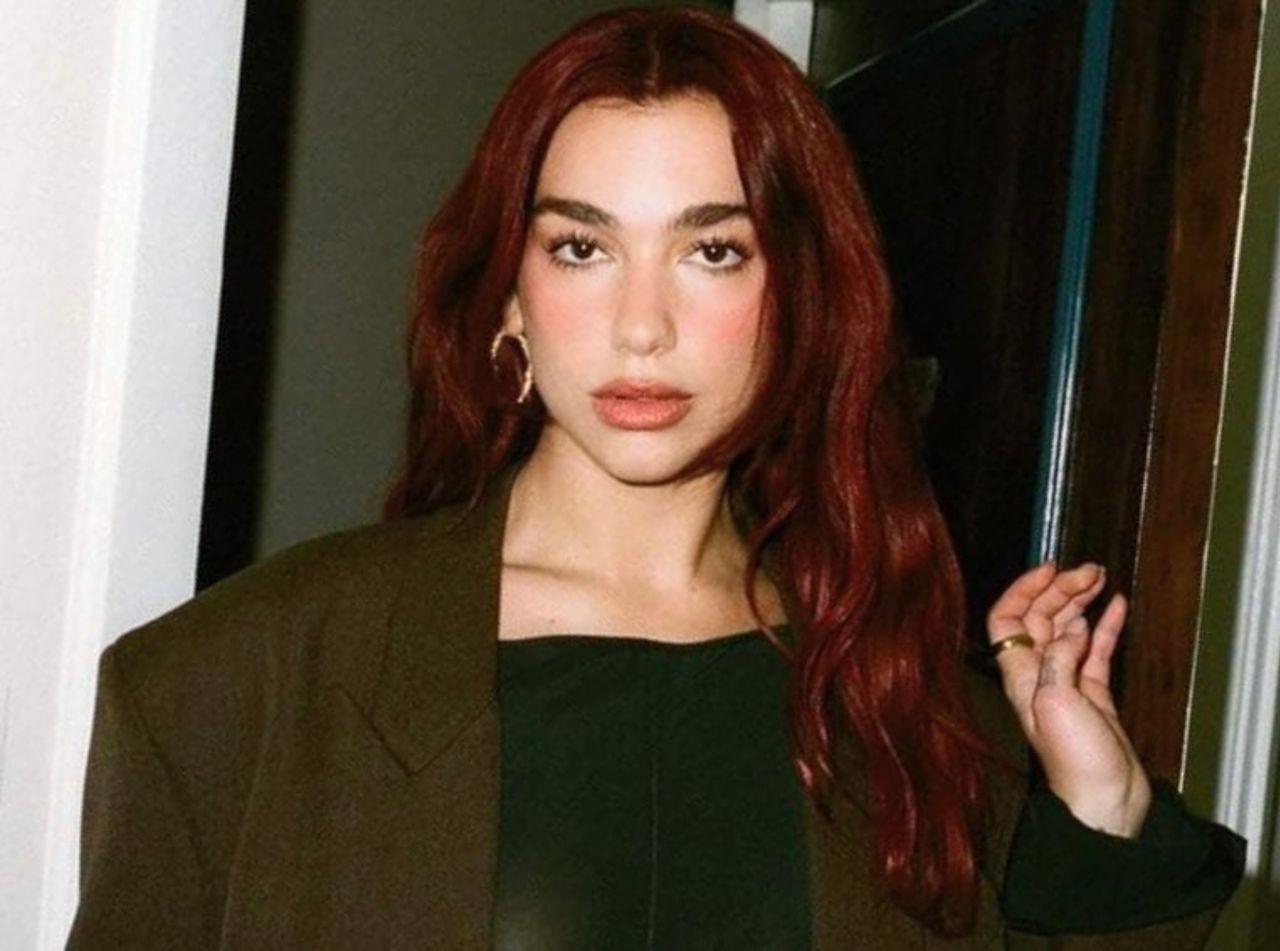 Hitowa koloryzacja na zimę. "Cherry red" lansuje Dua Lipa