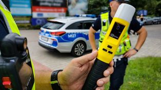 Działoszyn: Była pijana i jechała z synem . Zatrzymała ją skarpa