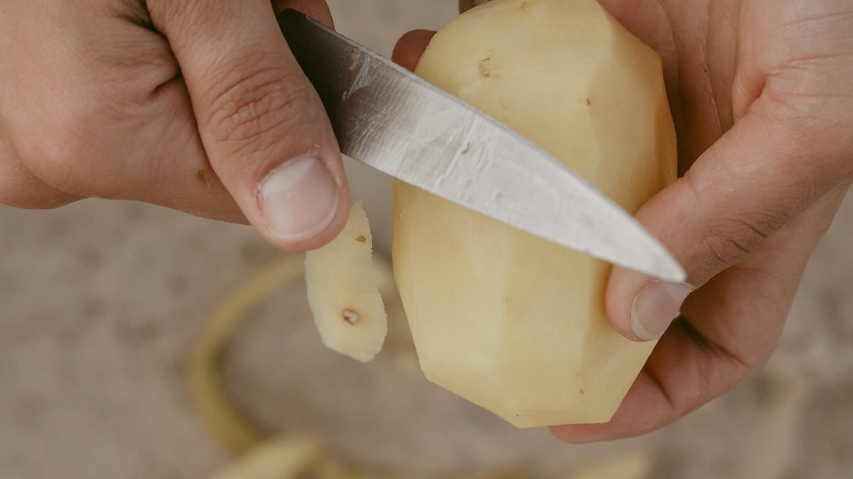 Trik z surowym ziemniakiem znały nasze babcie. Teraz wraca do łask