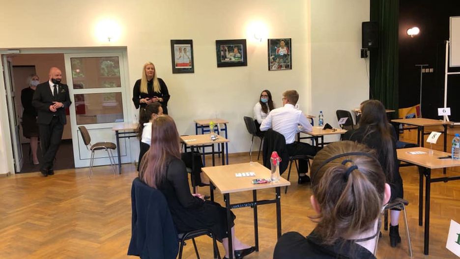 Matura 2020. Wrocław. Jacek Sutryk pojawił się w LO na Biskupinie. Specjalny prezent dla maturzystów