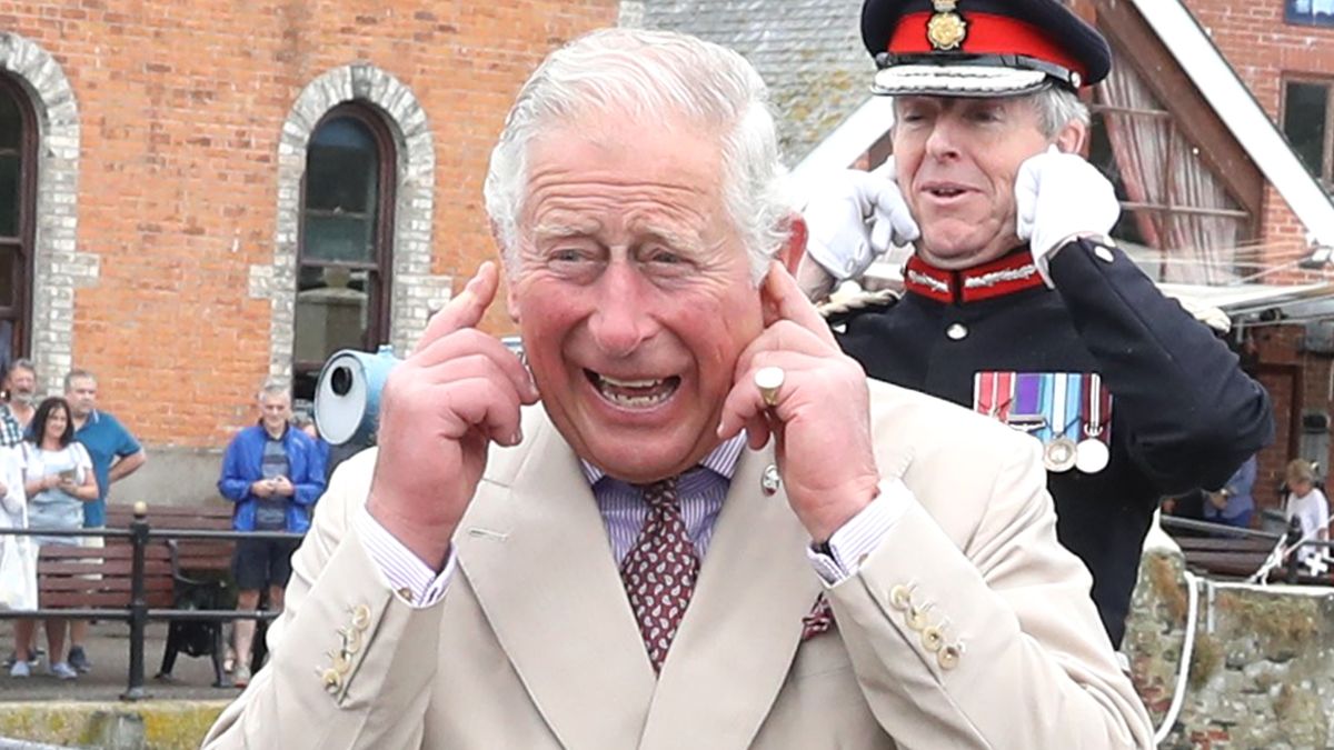 Brytyjczycy od lat zwracają uwagę na palce Karola