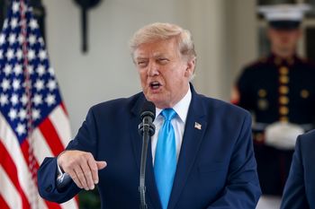 Pocisk uderzył w statek w cieśninie Ormuz. Trump o cenach paliw [SKRÓT NOCY]