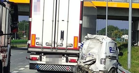 Tragiczny wypadek na S17. TIR zmiażdżył pojazd służby drogowej