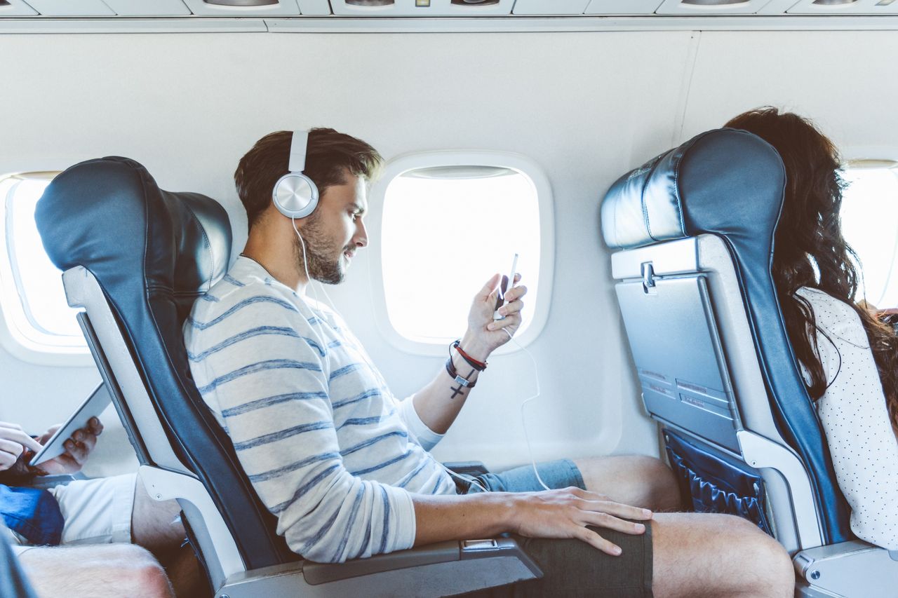 Pasażerowie linii lotniczych wkrótce nie będą musieli przełączać swoich telefonów w tryb samolotowy w UE