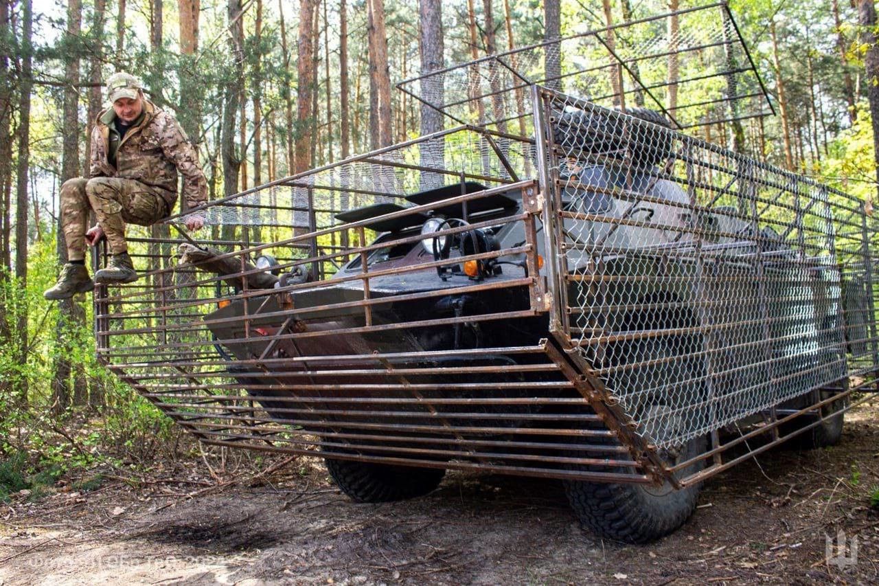 Opancerzony wóz rozpoznawczy  BRDM-2 z klatką antydronową