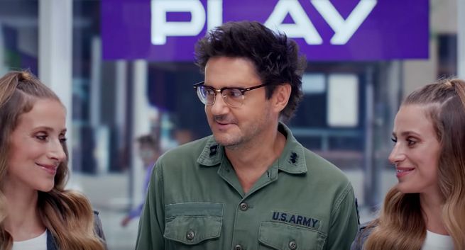 Kuba Wojewódzki podpowiada klientom w reklamach promocji Play ze smartfonami (wideo)