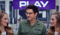 Kuba Wojewódzki podpowiada klientom w reklamach promocji Play ze smartfonami (wideo)