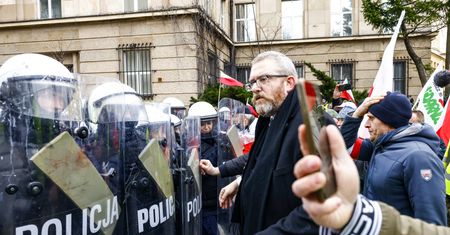 Grzegorz Braun wyszedł przed Sejm. Wdał się w dyskusję z policją