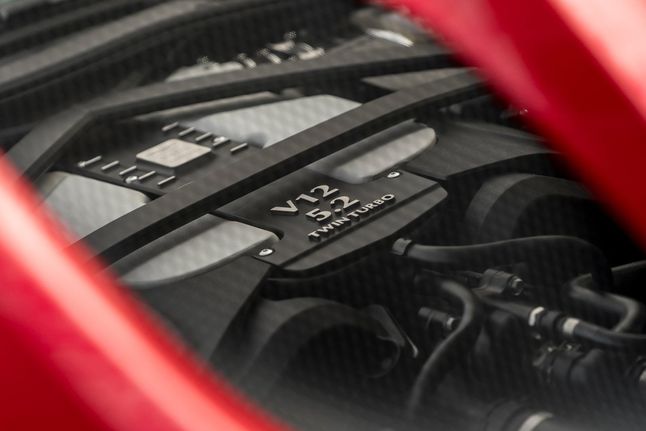 Silnik Astona Martina DBS Superleggera rozwija moc 725 KM i 900 Nm momentu obrotowego.