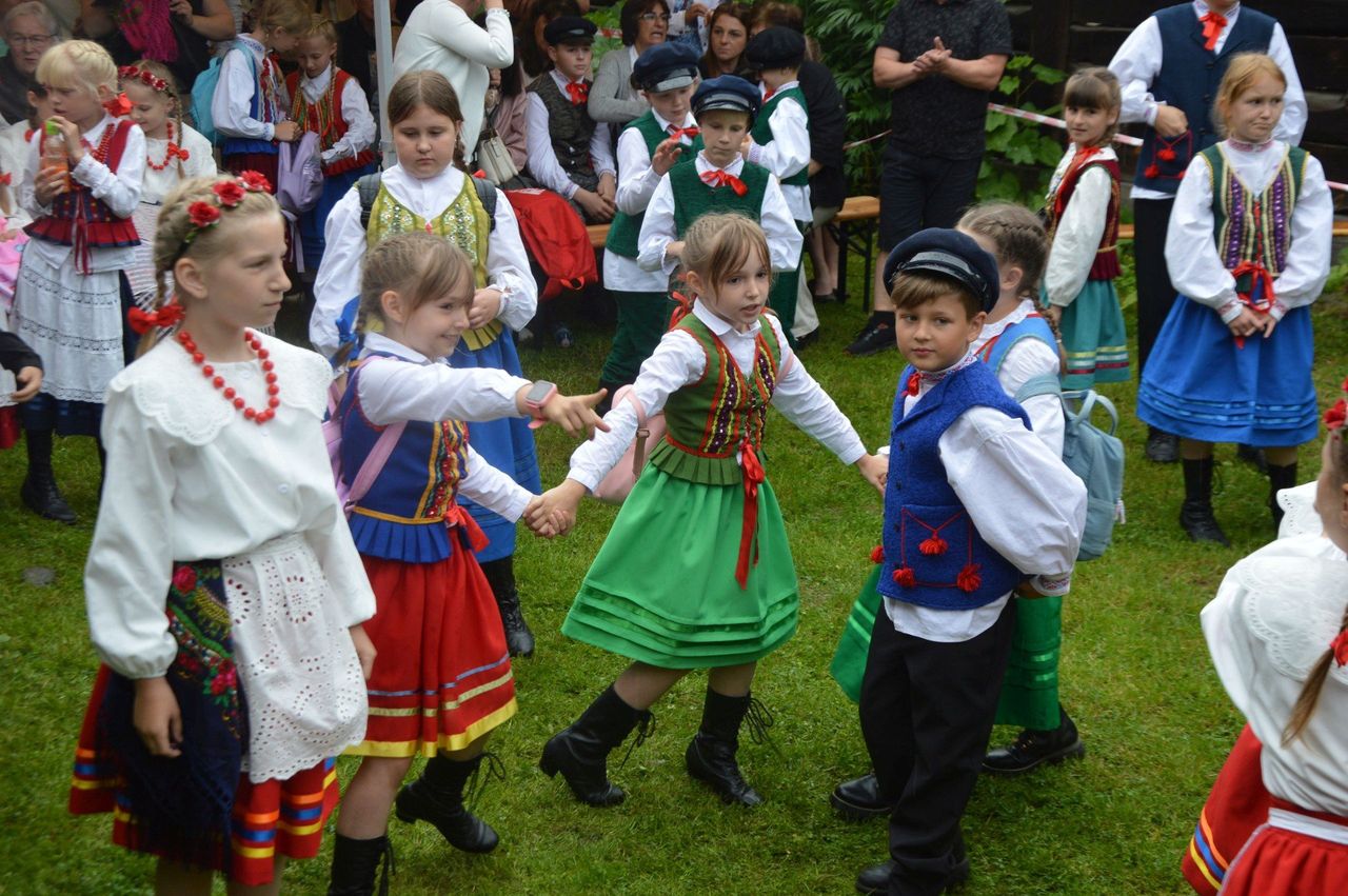 Przegląd dziecięcych zespołów ludowych w Bodzentynie. Folklor w nowym wydaniu