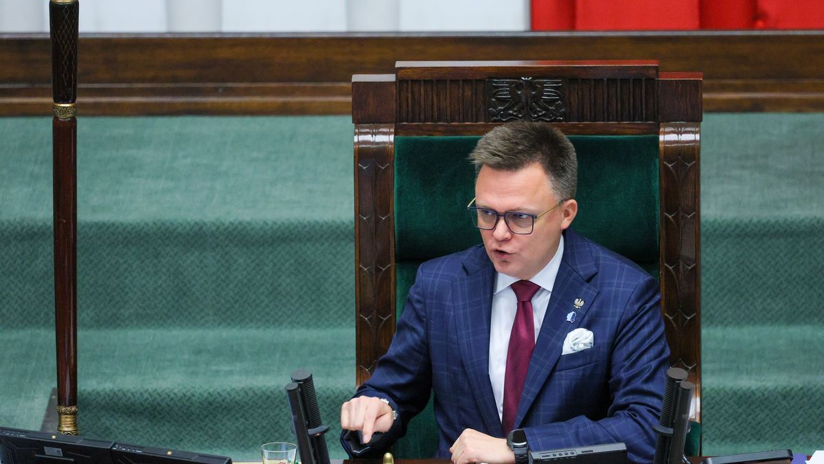 Warszawa, 07.10.2025. Marszałek Sejmu Szymon Hołownia na sali plenarnej Sejmu w pierwszym dniu posiedzenia, 7 bm. Głównym punktem prac izby będzie przeprowadzenie pierwszych czytań projektu ustawy budżetowej na 2026 r. oraz projektu tzw. ustawy okołobudżetowej. (amb) PAP/Rafał Guz