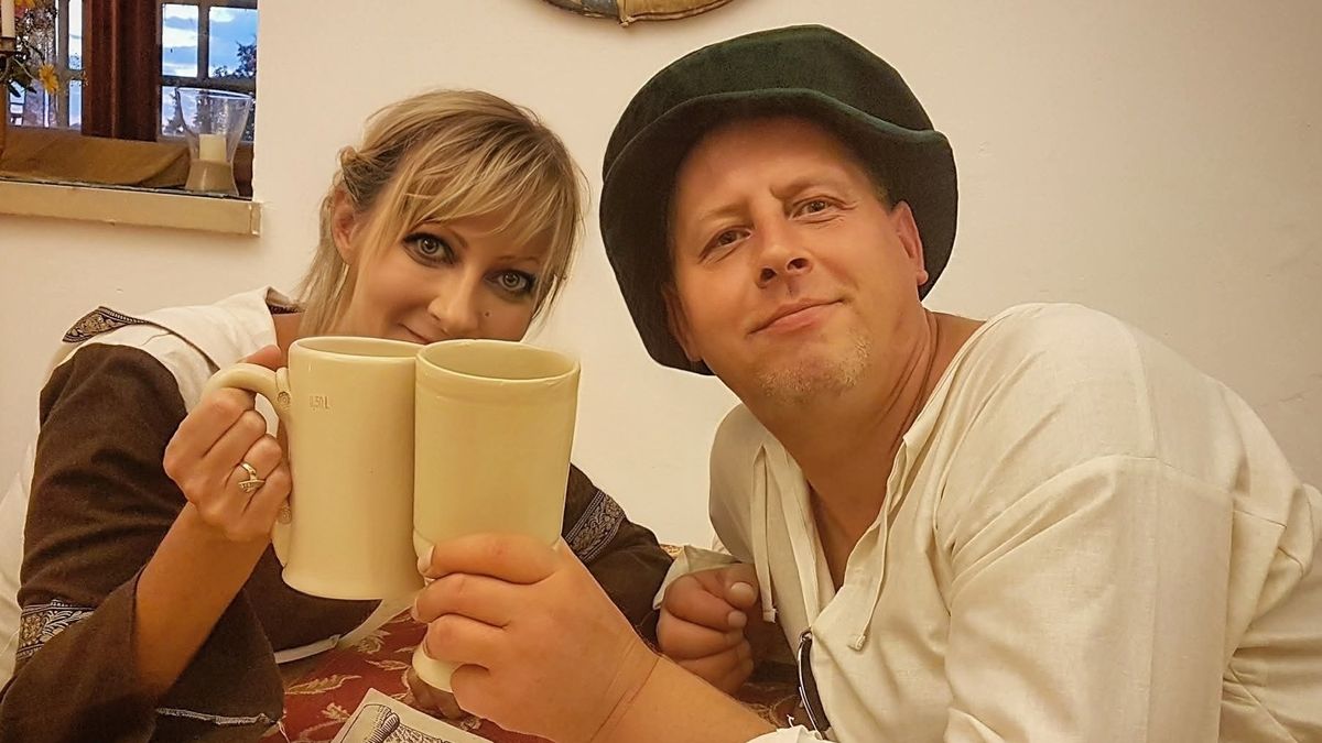 Barbara wraz z mężem odwiedzają Oktoberfest.