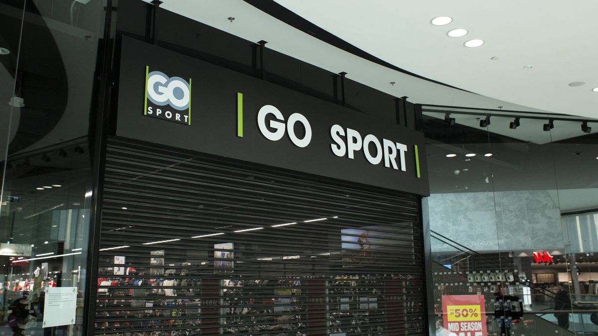 Na zdjęciu zamknięty sklep Go Sport we Wrocławiu