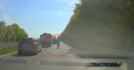 O krok od tragedii. Wężykiem na rowerze po drodze krajowej
