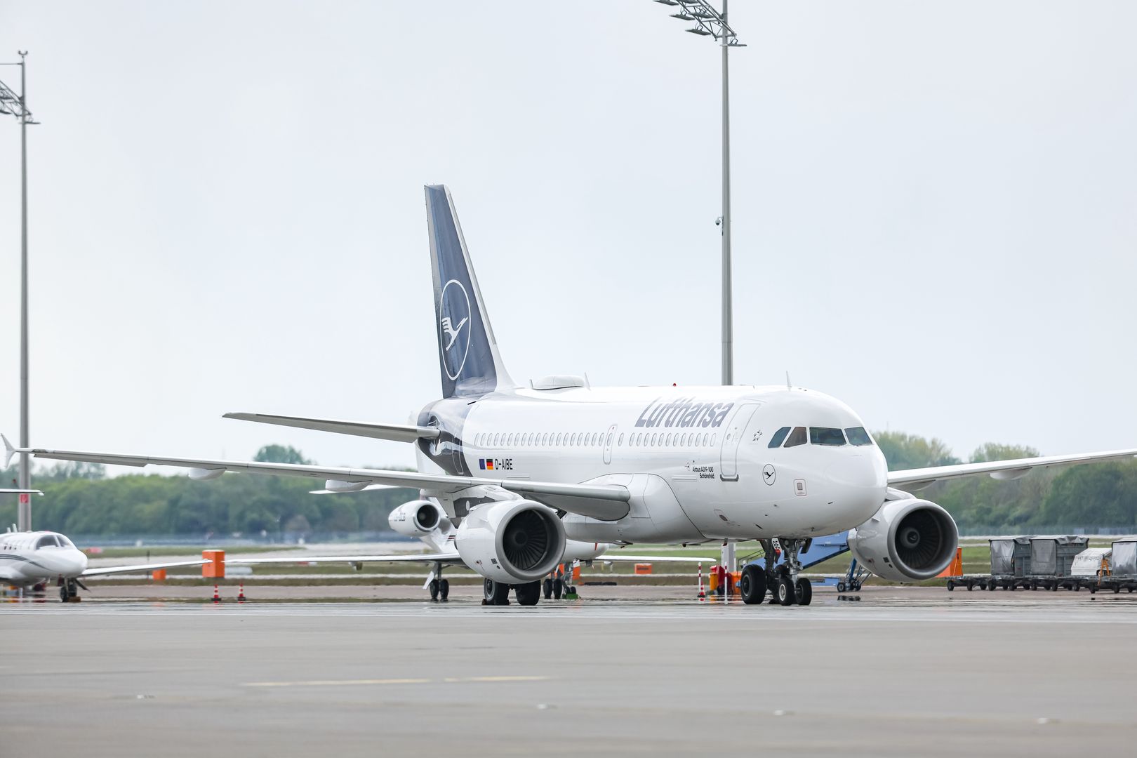 FREISING, GERMANY - APRIL 25: A Lufthansa Airbus A319 passenger plane parks at the Munich Airport during the presentation of the new Allegris premium service on April 25, 2024 near Freising, Germany. Lufthansa will install 27,000 new high comfort seats in its long distance planes across all classes of service. (Photo by Leonhard Simon/Getty Images)