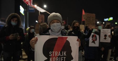 Pracownik odmówił wydrukowania plakatu. Przedstawiał profil kobiety z czerwoną błyskawicą