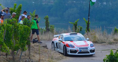 Porsche wraca do rajdów. Cayman GT4 Rallye zatwierdzony do produkcji