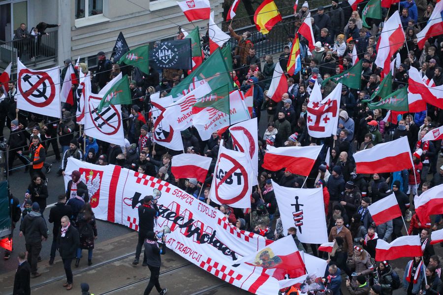 Warszawa, 11.11.2022. Uczestnicy Marszu Niepodległości na moście Poniatowskiego w Warszawie, 11 bm. Marsz pod hasłem �Silny naród, wielka Polska� przechodzi ulicami Warszawy w kierunku Stadionu Narodowego. Trwają obchody Narodowego Święta Niepodległości. (sko) PAP/Paweł Supernak