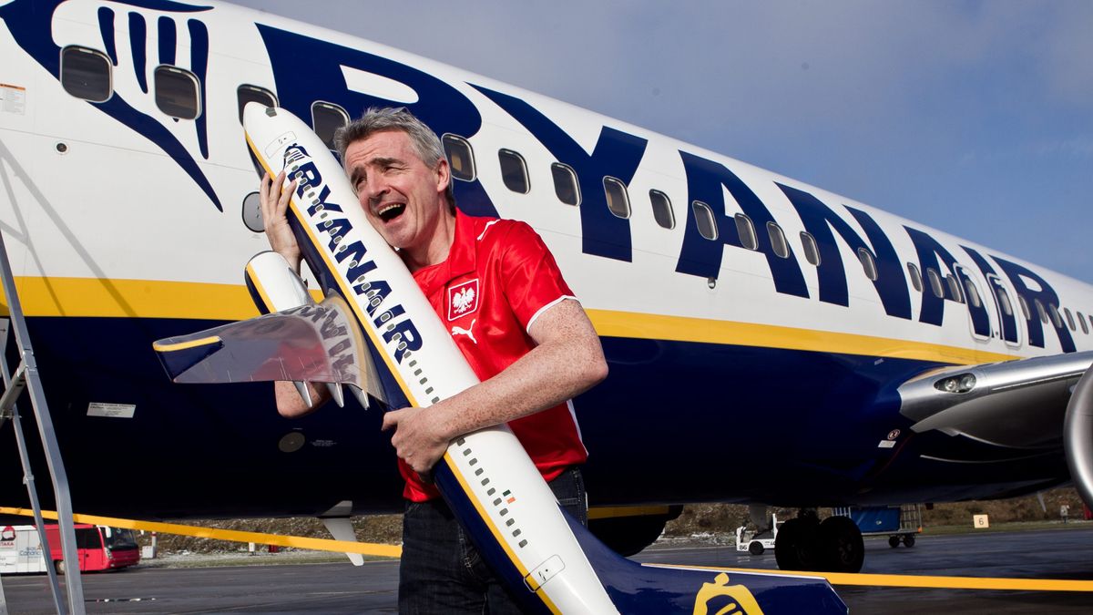 Michael O'Leary
Wroc�aw, 24.01.2012. Michael O'Leary, prezes i za�o�yciel linii lotniczych Ryanair   na lotnisku we Wroc�awiu, 24 bm. O'Leary na konferencji prasowej zorganizowanej na nowym terminalu lotniska og�osi�, �e we Wroc�awiu powstanie jedyna w Polsce baza Ryanaira. (soa) PAP/Maciej Kulczy�ski
Maciej Kulczy�ski
baza, Boeing, Michael O'Leary, model, prezes, reprezentacji, Ryanair, samolot, tanie linie lotnicze