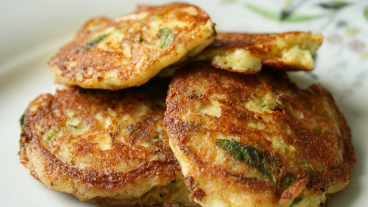 Placki ziemniaczane z jarmużem to danie, które świetnie sprawdzi się po świątecznym objadaniu