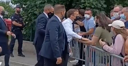 Prezydent Francji spoliczkowany. Macron: głupota i przemoc nie w demokracji