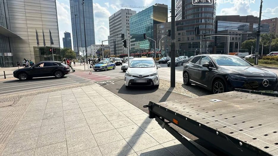 Kolizja w Warszawie z udziałem porsche