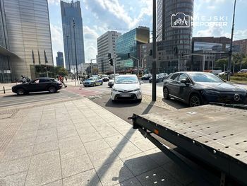 Warszawa: Kierowca porsche wjechał na czerwonym świetle. Zderzenie na Rondzie ONZ