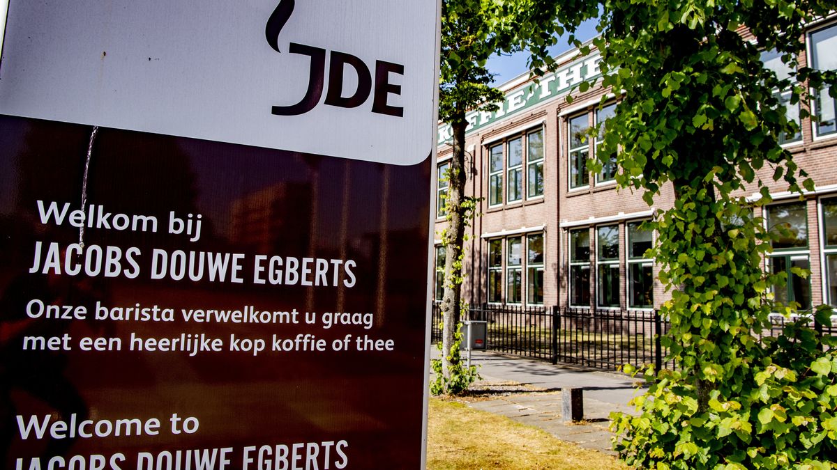 UTRECHT, NETHERLANDS - 2020/05/29: JDE sign board at the headquarters in Utrecht.
Jacobs Douwe Egbets (JDE) parent to Douwe Egberts (DE), a Dutch coffee brand has experienced a successful IPO (Initial Public Offering). (Photo by Robin Utrecht/SOPA Images/LightRocket via Getty Images)