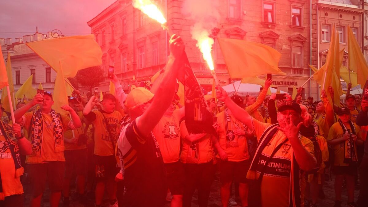 Manifestacja kibiców Orlen Oil Motoru Lublin przed Ratuszem