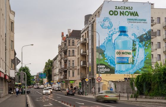 Żabka z ekologicznym muralem w Poznaniu